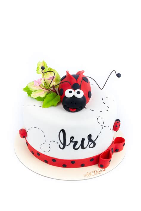 Design de tort pentru pediatru cu stetoscop și jucării medicale din pastă de zahăr