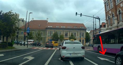 fotografie cu o intersecție rutieră aglomerată, cu semne de circulație