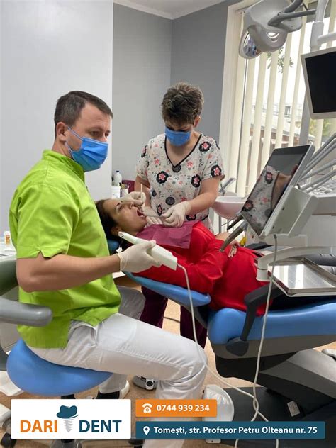 Fotografie profesională a medicului Cristian Dan, cu accent pe o atitudine prietenoasă și empatică, potrivită pentru un medic pediatru.