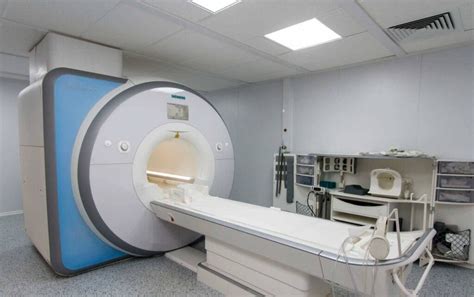 Imagine cu un aparat RMN pediatric în uz