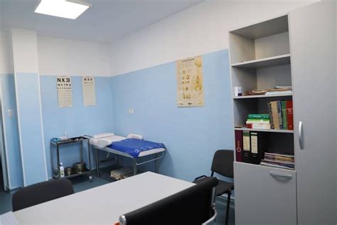 Cabinet medical de familie modern, dotat cu echipamente de examinare.