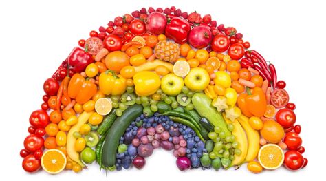 imagini cu bebeluși mâncând diverse tipuri de piureuri de fructe și legume