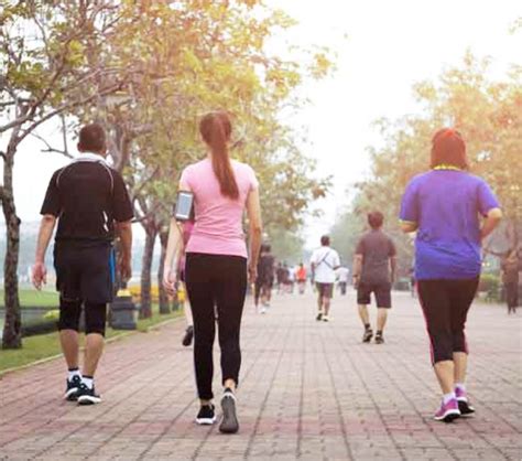 Colaj foto cu mămici care fac mișcare ușoară, precum mers pe jos cu bebelușul, yoga prenatală și exerciții de stretching.