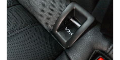 Schema care ilustrează punctele de ancorare ISOFIX pe bancheta unei mașini