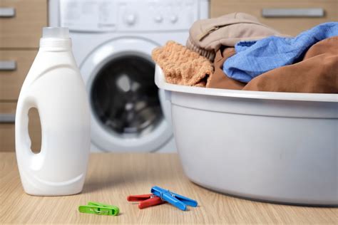 Ilustrație: Procesul de clătire suplimentară a hainelor de bebeluși pentru a elimina complet reziduurile de detergent.