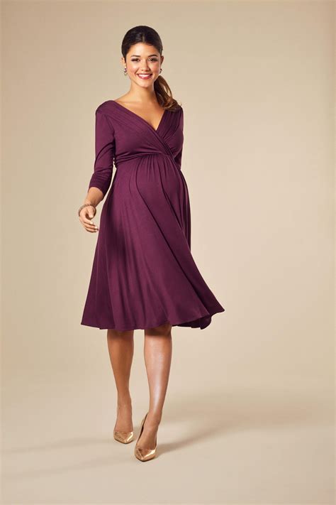 Colaj foto cu exemple de ținute pentru gravide: jeans, tricouri, rochii, cardigane