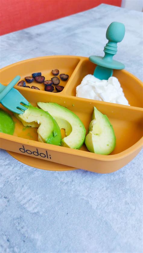 Ilustrație comparativă a metodelor clasică (piure) și autodiversificare (bucăți de mâncare).