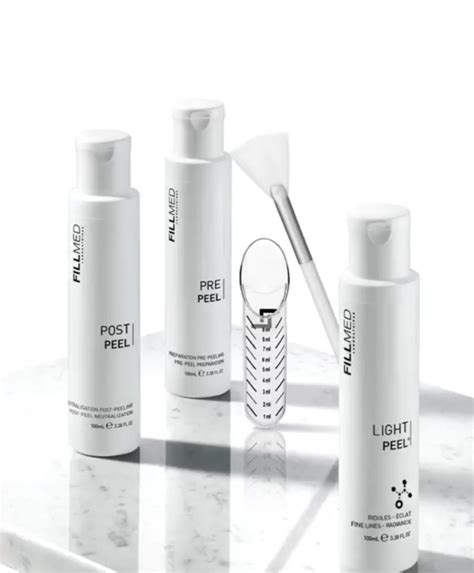 Ilustrație schematică a peelingului chimic, arătând îndepărtarea stratului superficial al pielii.