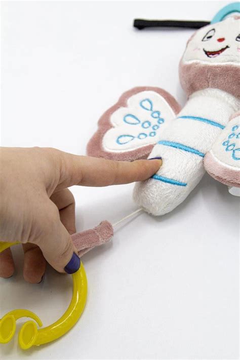 bebeluș de 6 luni explorând o jucărie