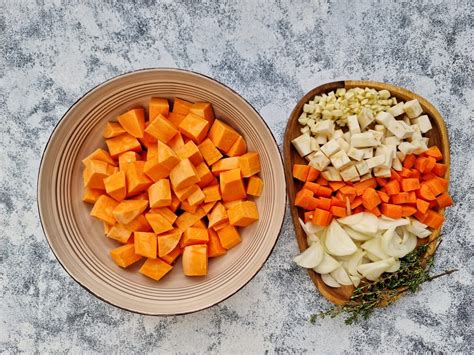 Ilustrație cu legume proaspete pentru supă: morcov, cartof, păstârnac, dovlecel.