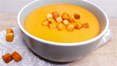 Fotografie: Un bol de supă cremă de legume, frumos ornat cu pătrunjel.