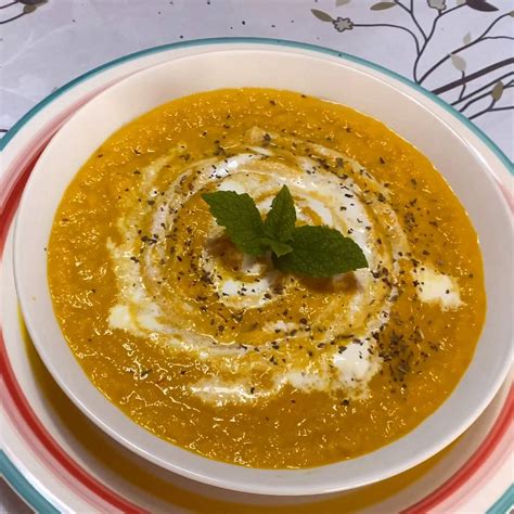 Ilustrație cu un sugar fericit mâncând o supă cremoasă dintr-un bol.