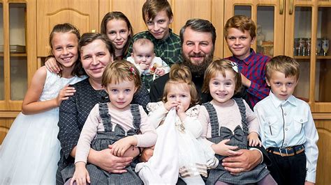 Ilustrație cu o familie numeroasă, sugerând armonie și bucurie.