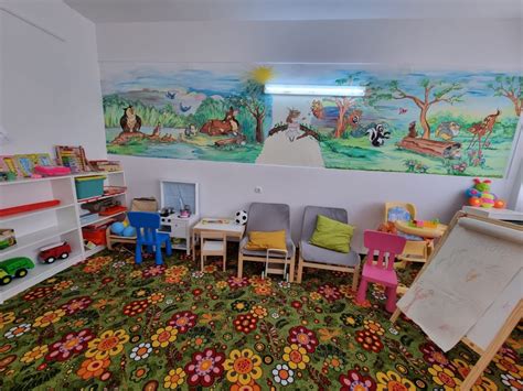 Ilustrație cu un cabinet pediatric modern și primitor.