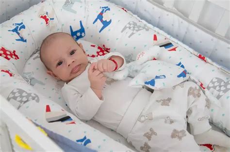 Infografic cu beneficiile utilizării unui baby nest pentru somnul și confortul bebelușului