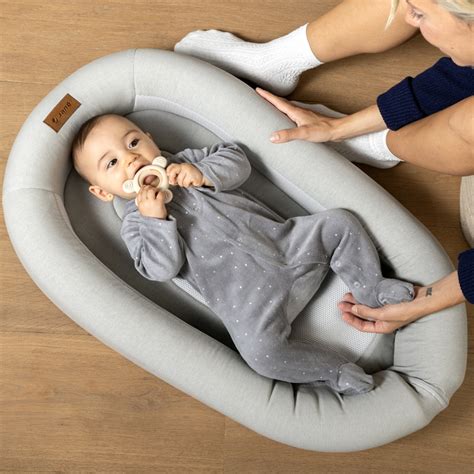 Fotografie cu un baby nest confortabil, prezentând materialele naturale