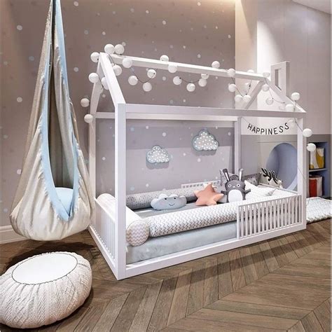 Ilustrație a unui pat Montessori cu un copil care intră și iese singur