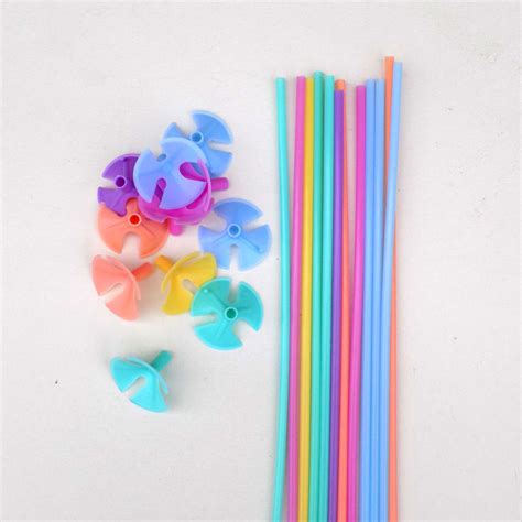 Ilustrație cu accesorii pentru baloane: băț, rozetă, panglică, greutăți