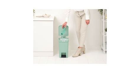 Imagine cu un coș de gunoi Angelcare cu pedală, deschis, demonstrând mecanismul