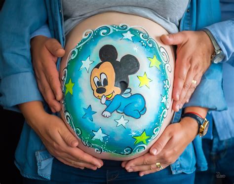 Detaliu al unei picturi pe burtica de gravide, cu un design complex