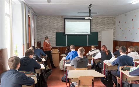 grup de elevi din clasa 402 interacționând