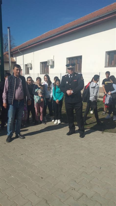 personalul școlii interacționând cu elevii