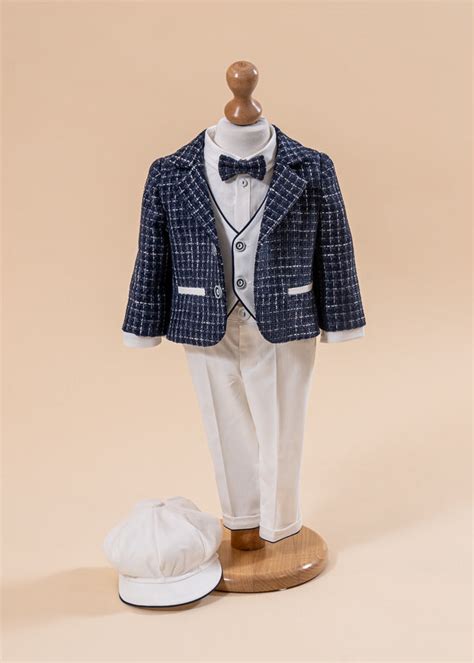 Copil într-un costum elegant AnneBebe la o ședință foto