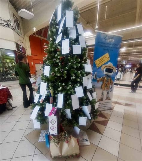 Copii într-un spital, decorat festiv de Crăciun