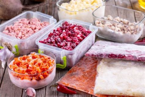 Ilustrație cu diferite tipuri de recipiente pentru congelarea alimentelor pentru bebeluși: tăvițe pentru cuburi de gheață, recipiente din silicon, pungi resigilabile.