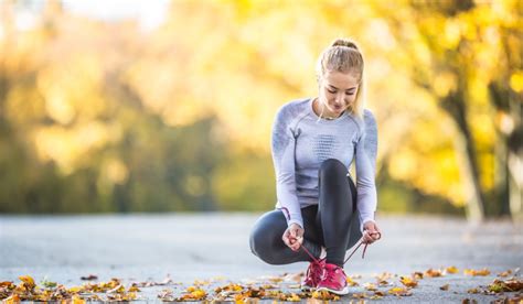 Ilustrație cu diverse sporturi practicate în aer liber, sugerând vitalitate și mișcare.