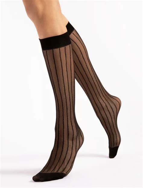 Colaj cu diferite tipuri de ciorapi medicinali (sosete, dresuri, până la genunchi, până la coapsă).