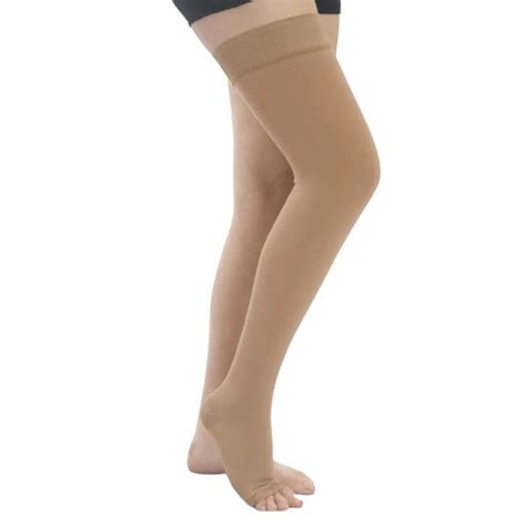 Imagine cu o femeie însărcinată purtând ciorapi compresivi, cu accent pe confort și suport.