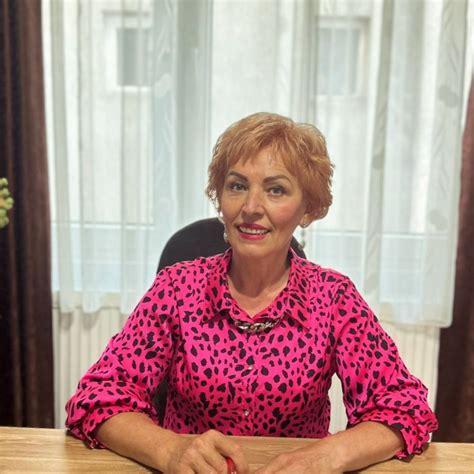 Fotografie cu un bebeluș fericit, cu zâmbetul pe buze